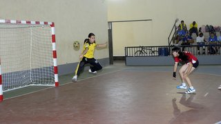 Jogos Escolares mobilizam alunas em torneio de handebol feminino