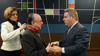 Antonio Anastasia condecora o presidente da CNBB com a Medalha da Inconfidência