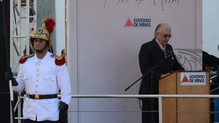 Orador oficial da cerimônia, presidente da Academia Mineira de Letras, Olavo Celso Romano