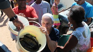 Peixes criados por detentos são distribuídos entre os moradores carentes de Ribeirão das Neves