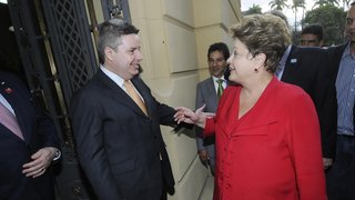 Antonio Anastasia e Dilma Rousseff visitam exposição no Centro Cultural Banco do Brasil