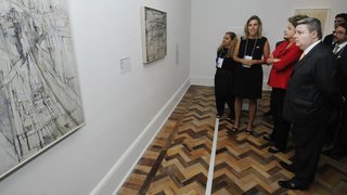 Anastasia e Dilma visitam exposição “Elles: Mulheres Artistas na Coleção Centro Pompidou de Paris”