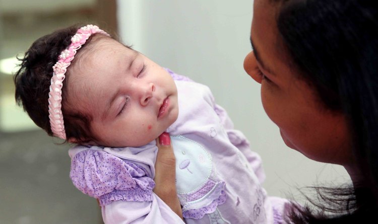 Beneficiária do Ipsemg, Patrícia de Assis Almeida Silva, agendou o exame da orelhinha da sua filha