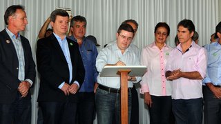 Governador Antonio Anastasia anunciou em Conceição das Alagoas obras do Caminhos de Minas