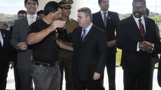 Governador entrega chave de viatura ao investigador de Polícia Ronaldo Alves