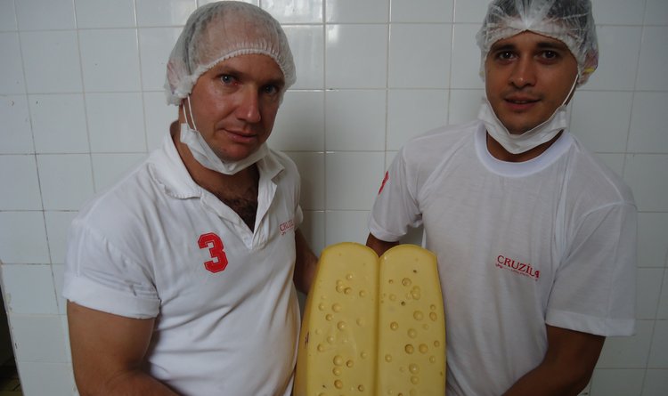 Laticínios Cruzília produz queijos gorgonzola, brie, emmental, parmesão, rocambole, gouda e gruyère