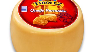 O queijo tipo parmesão da Tirolez é produzido na unidades instalada na cidade de Arapuá