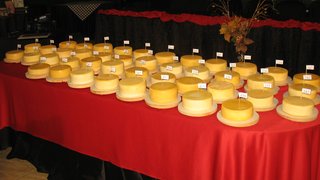 Queijos são expostos para degustação no 18º Concurso de queijo de Medeiros, em maio