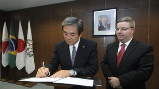 Vice-governador da província, Wataru Hiraide assinou o acordo representando Yamanashi