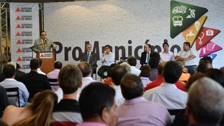 Alberto Pinto Coelho assinou convênios com 41 municípios para obras de infraestrutura