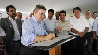 Governador Antonio Anastasia anuncia asfaltamento da estrada entre Paracatu e Brasilândia de Minas
