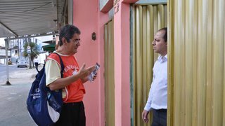 O recenseador da FJP, Dimas Vander Lima, durante pesquisa com o servidor Cláudio Henrique Fróes