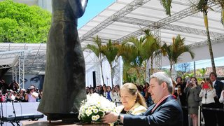 Governador Anastasia e Maristela Kubitschek colocam flores aos pés da estátua de JK