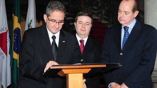 O superintendente estadual de Varejo e Governo do BB, Otaviano de Souza Campos assina o termo