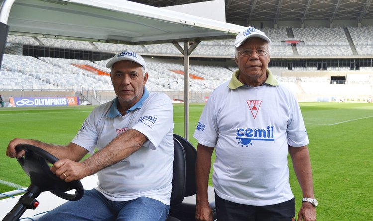 Salvador e Natalício, maqueiros do Mineirão, têm muitas histórias do estádio para contar