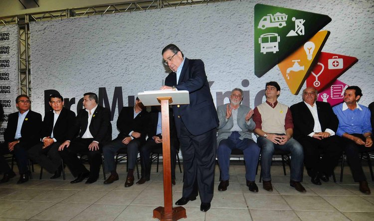 Alberto Pinto Coelho assinou convênios com 73 municípios da região Sul de Minas Gerais