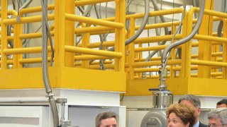 Anastasia, ao lado da presidente Dilma Rousseff, visitou as dependências da fábrica