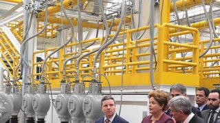 Anastasia, ao lado da presidente Dilma Rousseff, visitou as dependências da fábrica