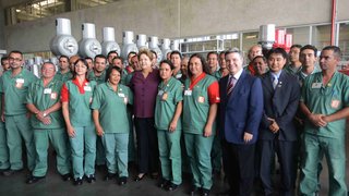Antonio Anastasia e Dilma Rousseff cumprimentaram funcionários da fábrica