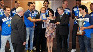 Atletas da equipe Sada Cruzeiro foram ao Palácio Tiradentes com troféu e medalhas da conquista
