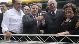 Governador entregou chave de ônibus ao prefeito de Três Pontas, Paulo Luís Rabello