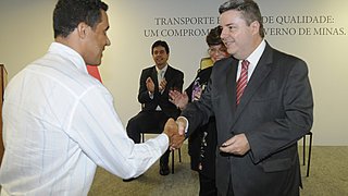 Governador entregou chave de ônibus escolar ao prefeito de Santa Maria de Itabira, Olacir Oliveira