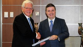 Governador entregou o estudo para o ministro chefe da Secretaria da Aviação Civil, Moreira Franco