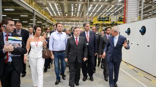 Governador visitou as instalações da fábrica acompanhado de diversas outras autoridades