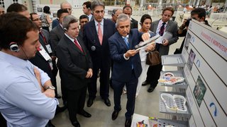 Governador visitou as instalações da fábrica acompanhado de diversas outras autoridades