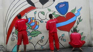 Mais de 70 metros do muro do Presídio receberam pinturas e desenhos feitos pelos próprios detentos