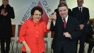 Ministra Eleonora Menicucci entregou chaves dos ônibus para o governador Anastasia