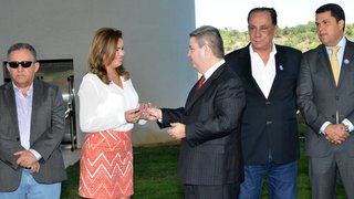 O governador Anastasia entregou a chave de um dos ônibus à prefeita de Ribeirão das Neves