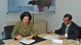 A presidente do Indi e o gerente de Gás e Energia da Petrobrás assinaram o protocolo de intenções