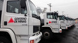 Foram entregues 79 caminhões e máquinas rodoviárias para 57 municípios