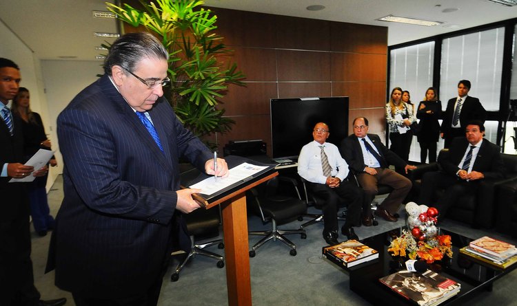 Alberto Pinto Coelho assinou ordens de serviço para o início das obras nesta terça-feira