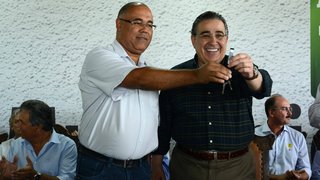 Alberto Pinto Coelho entrega chaves ao prefeito de Jeceaba, Fábio Vasconcelos
