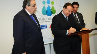 Alberto Pinto Coelho; o prefeito de Fama, Ângelo Saksida; e o presidente da Copasa, Ricardo Simões