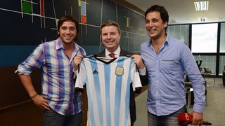 Governador Anastasia é presenteado com a camisa da seleção argentina