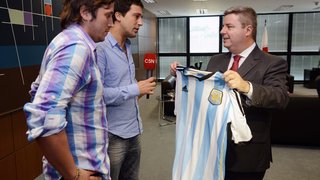 Antonio Anastasia recebeu o presente das mãos dos jornalistas argentinos nesta segunda-feira