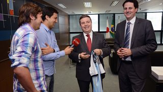 Antonio Anastasia recebeu o presente das mãos dos jornalistas argentinos nesta segunda-feira