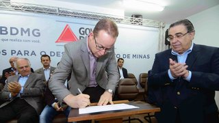 Ao lado do vice-governador, presidente do BDMG, Matheus Carvalho assina liberação de recursos