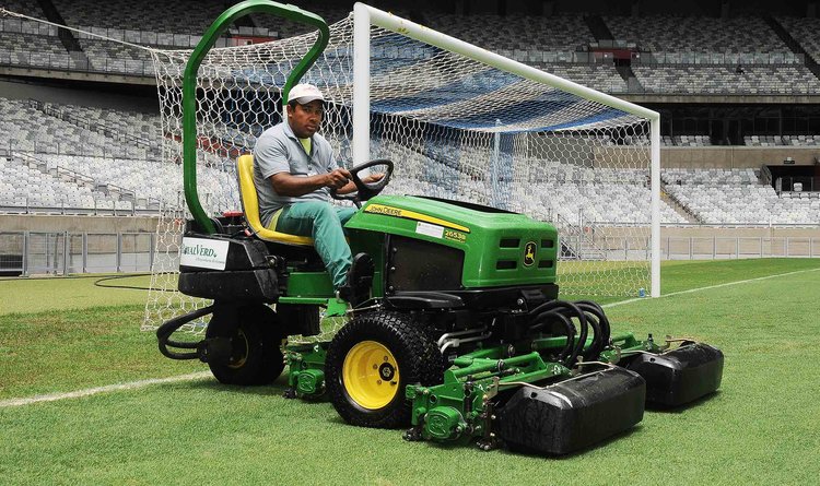 Manoel Messias da Silva atuou na construção e hoje cuida do gramado do Mineirão