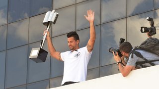 O goleiro Fábio recebeu, em nome da equipe, uma placa em homenagem à conquista do Cruzeiro