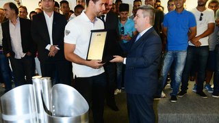 O goleiro Fábio recebeu, em nome da equipe, uma placa em homenagem à conquista do Cruzeiro