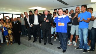 O governador Antonio Anastasia foi presenteado com uma camisa do clube