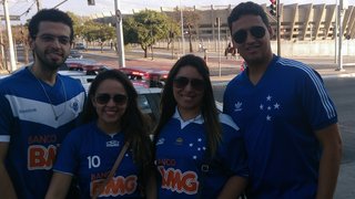 O torcedor do Cruzeiro, Willian Scalioni (à direita), ao lado da esposa e parentes, no Mineirão