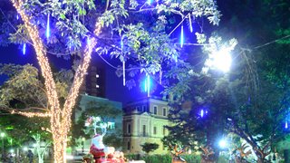 Tradicional iluminação de Natal da Praça da Liberdade foi inaugurada nesta terça-feira