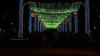 Tradicional iluminação de Natal da Praça da Liberdade foi inaugurada nesta terça-feira