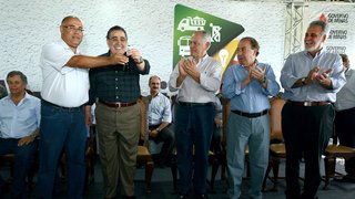 Vice-governador entrega chaves ao prefeito de Jeceaba, Fábio Vasconcelos