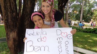 A jornalista Flávia Freitas, criadora da campanha Quinta do Bem, e a jovem Bianca